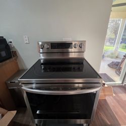 Like new - LG Stainless steel Convection & Air Fryer electric 5 burner range/oven