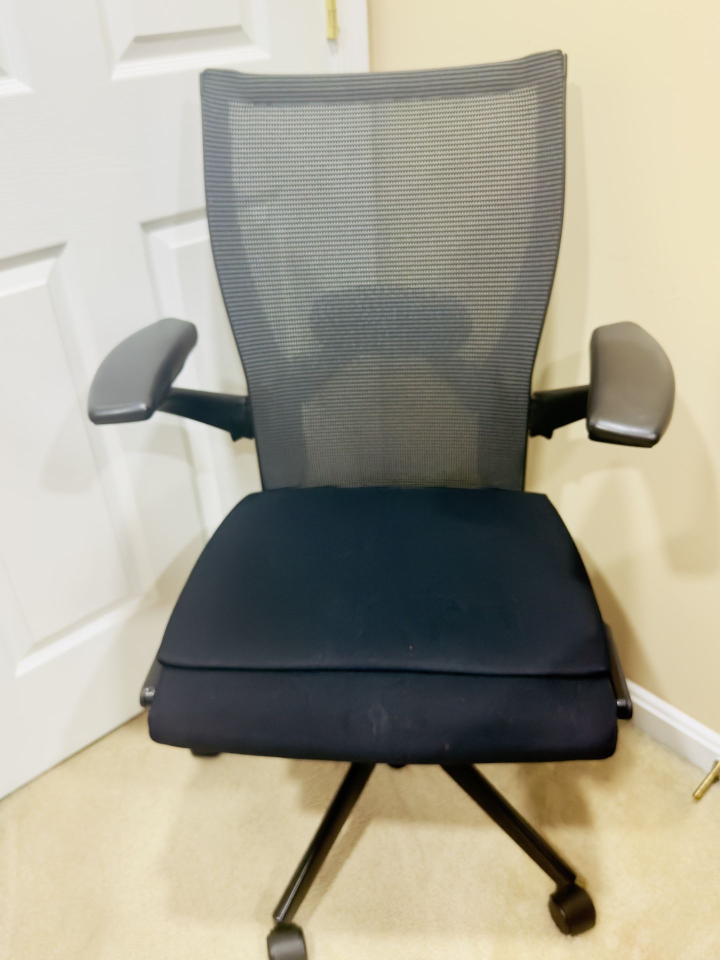 Haworth Office Chair – Ergonomic, Breathable Mesh and Lumbar Support