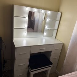 Makeup vanity