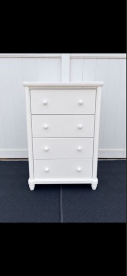Belmont 4 Drawer Chest/ dresser/ furniture/  clothes/ closet/ tv stand/ dresser