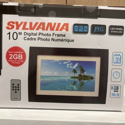 Sylvania 10” Digital Photo Frame SDPF1089 2 GB Built in Memory