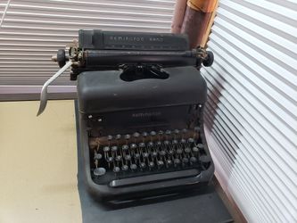 ANTIQUE REMINGTON RAND TYPEWRITER