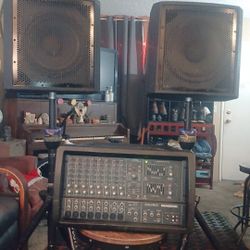 8 Channel Mixer With Speakers (2)