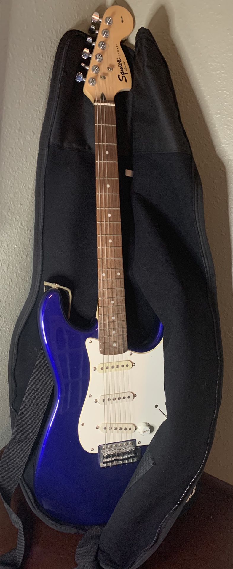 Fender Squier Strat Affinity Electric 6 string guitar with case royal blue