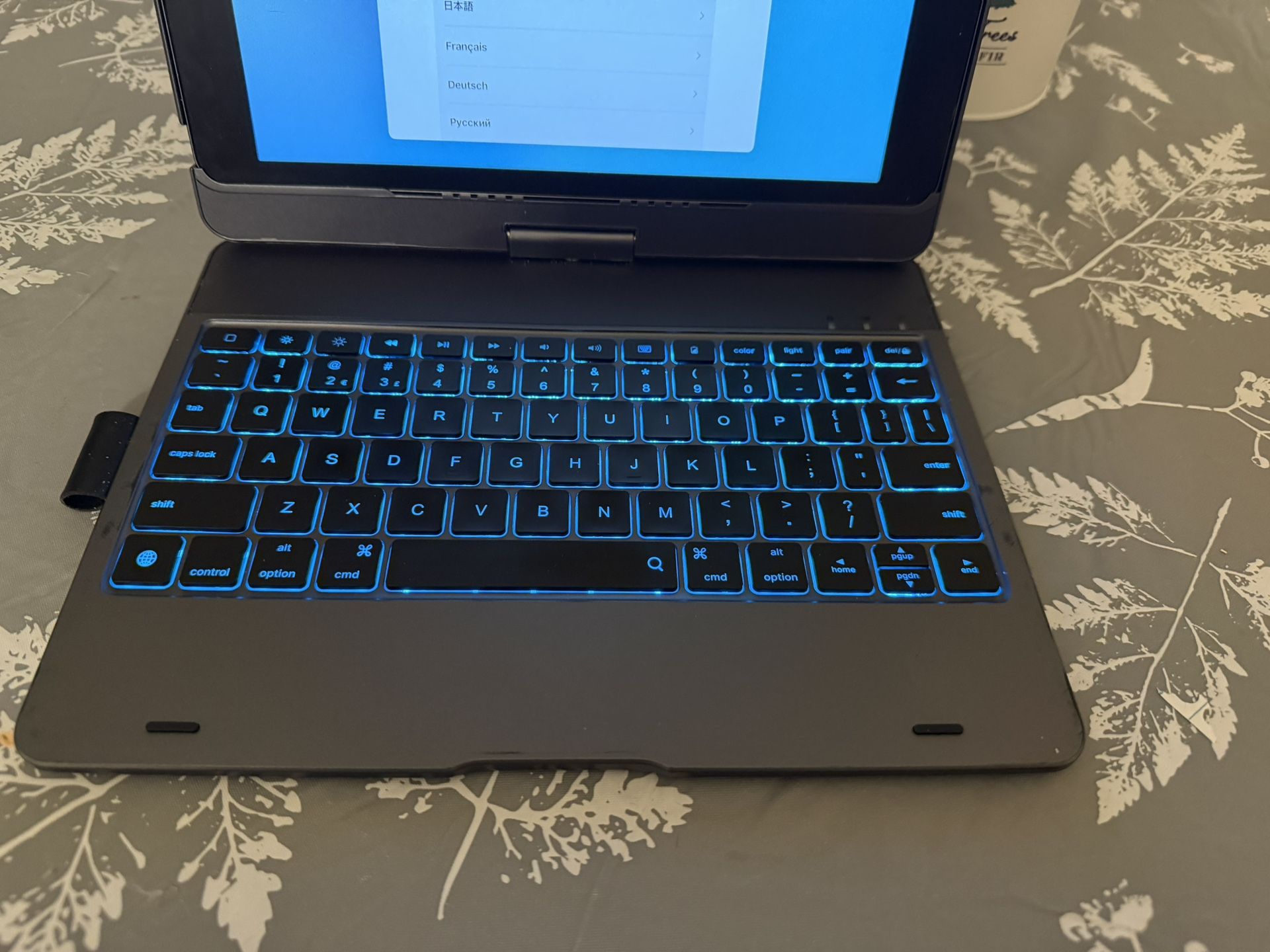 iPad 9th Generation Comes With Keyboard, Screen Protector, Charger And Case - Reset/Unlocked - Great Condition