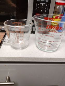 Vintage Pyrex glassware one cup and 2 cup
