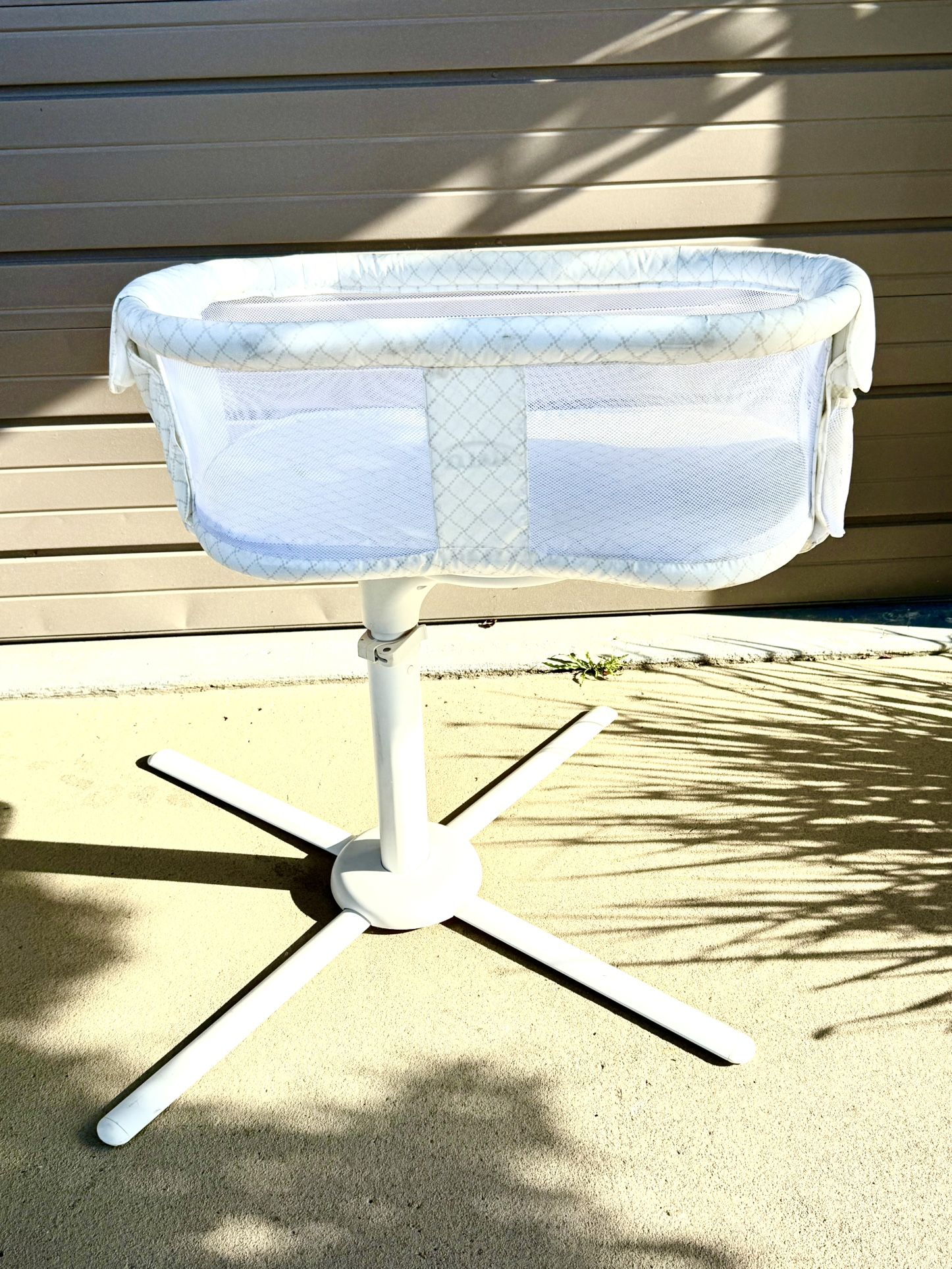 HALO Innovations BassiNest Swivel Bassinet Sleeper