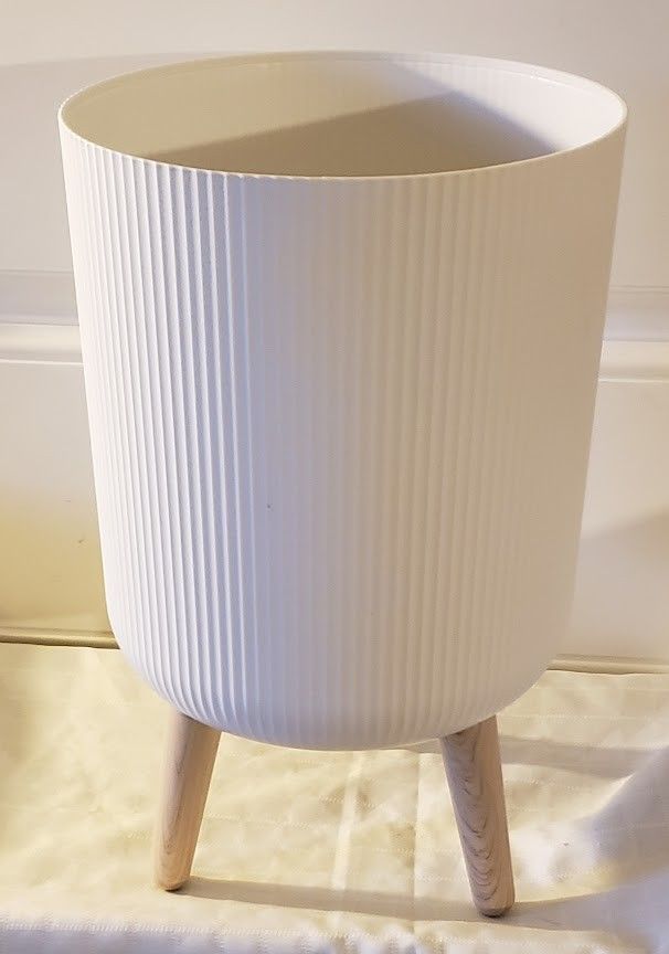 Modern White Ribbed Design Hard Plastic Flower/Plant Pot with Wooden Legs