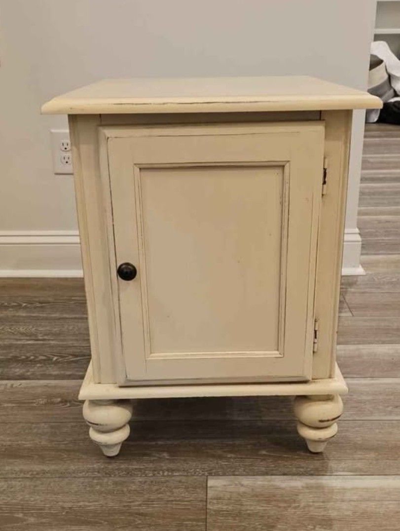 Riverside Furniture Side Table