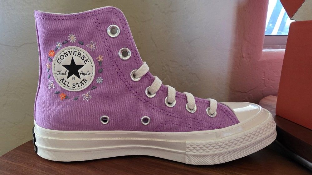 Converse Women's Size 6.