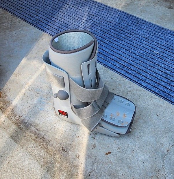 Foot Boot Brace - Medium  - Free