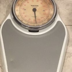 VINTAGE SCALE SALTER