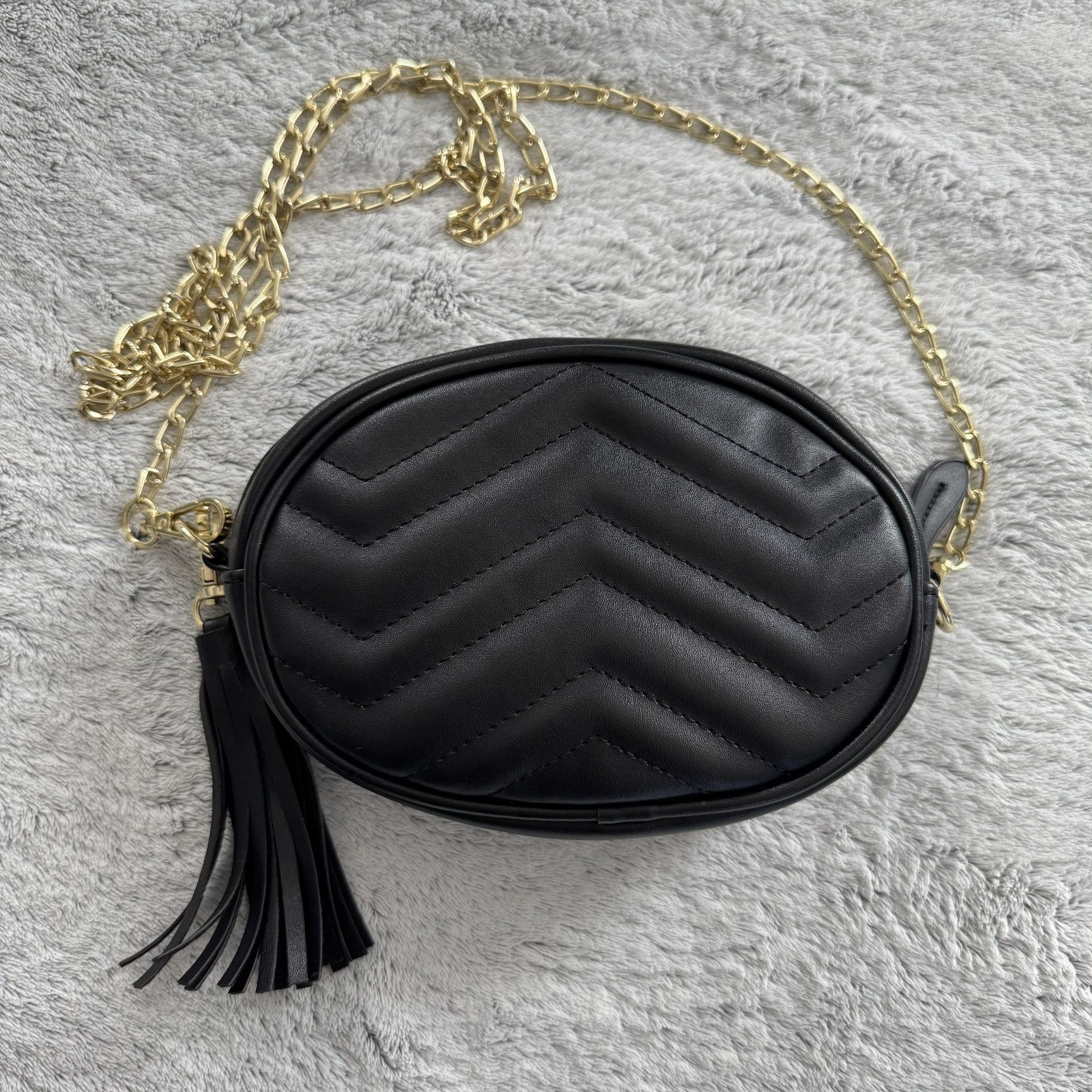 Black Zig Zag Faux Leather Small Crossbody Belt Bag with Gold Chain. Unbranded.