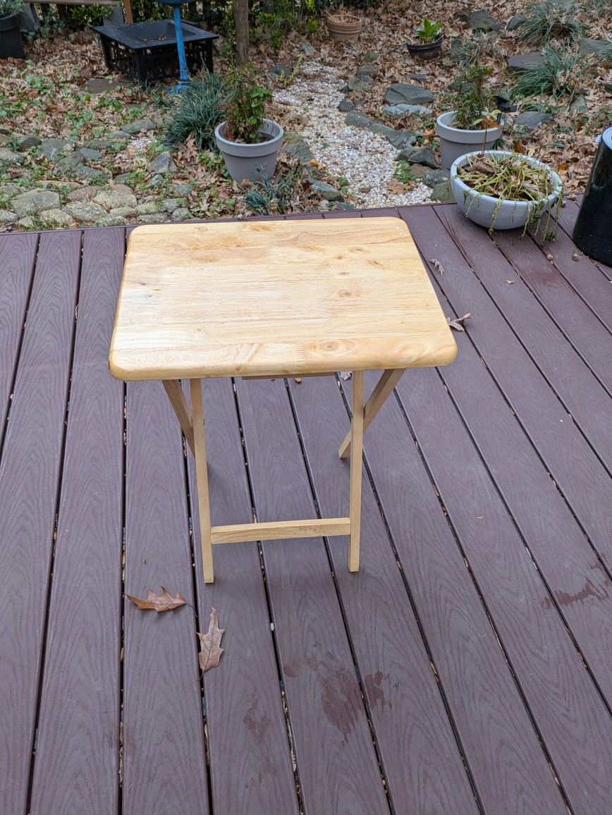 FREE: FOLDABLE TV DINNER TABLE