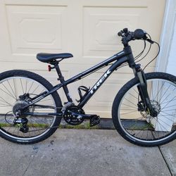 TREK SUPERFLY 240 mountain bike. Good for age from 8 to 12 year. Hydraulic disc brakes. 24 tires. 24 speed. 11.5" ALUMINUM frame. Excellent condition.