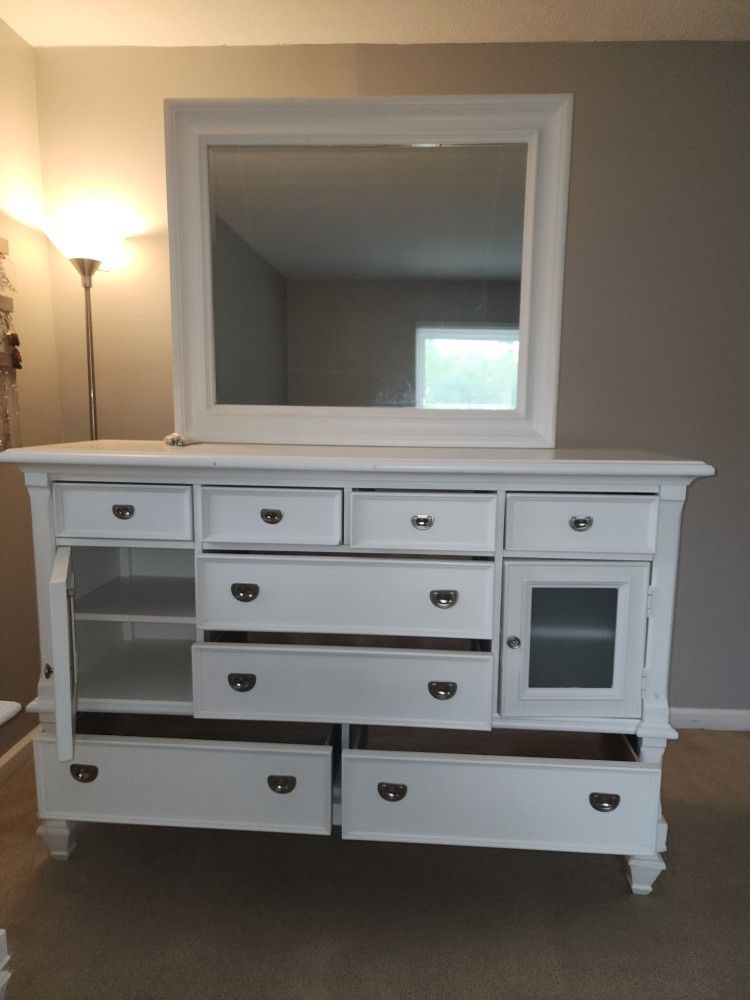 Dresser With Mirror