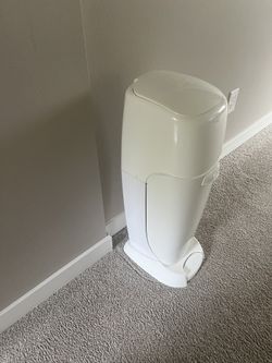 Diaper genie With One Diaper Pail Refill