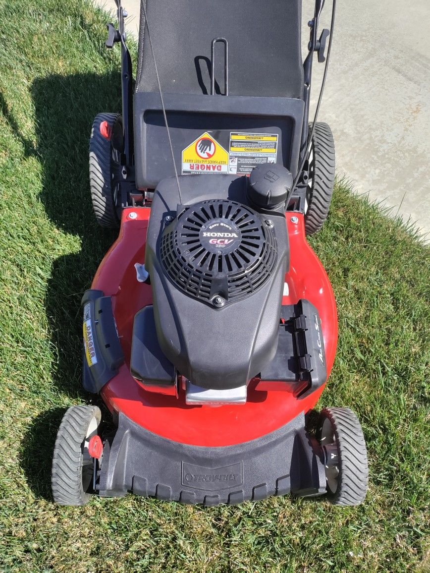 TroyBuilt Push Lawn Mower With Honda Engine Starts Right Up Runs