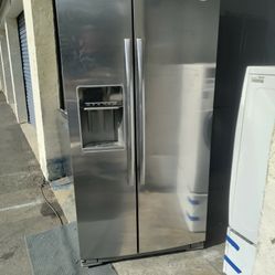 like new Whirlpool stainless ice and water fridge works perfect with warranty