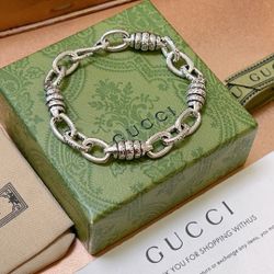 The same bracelet for men and women