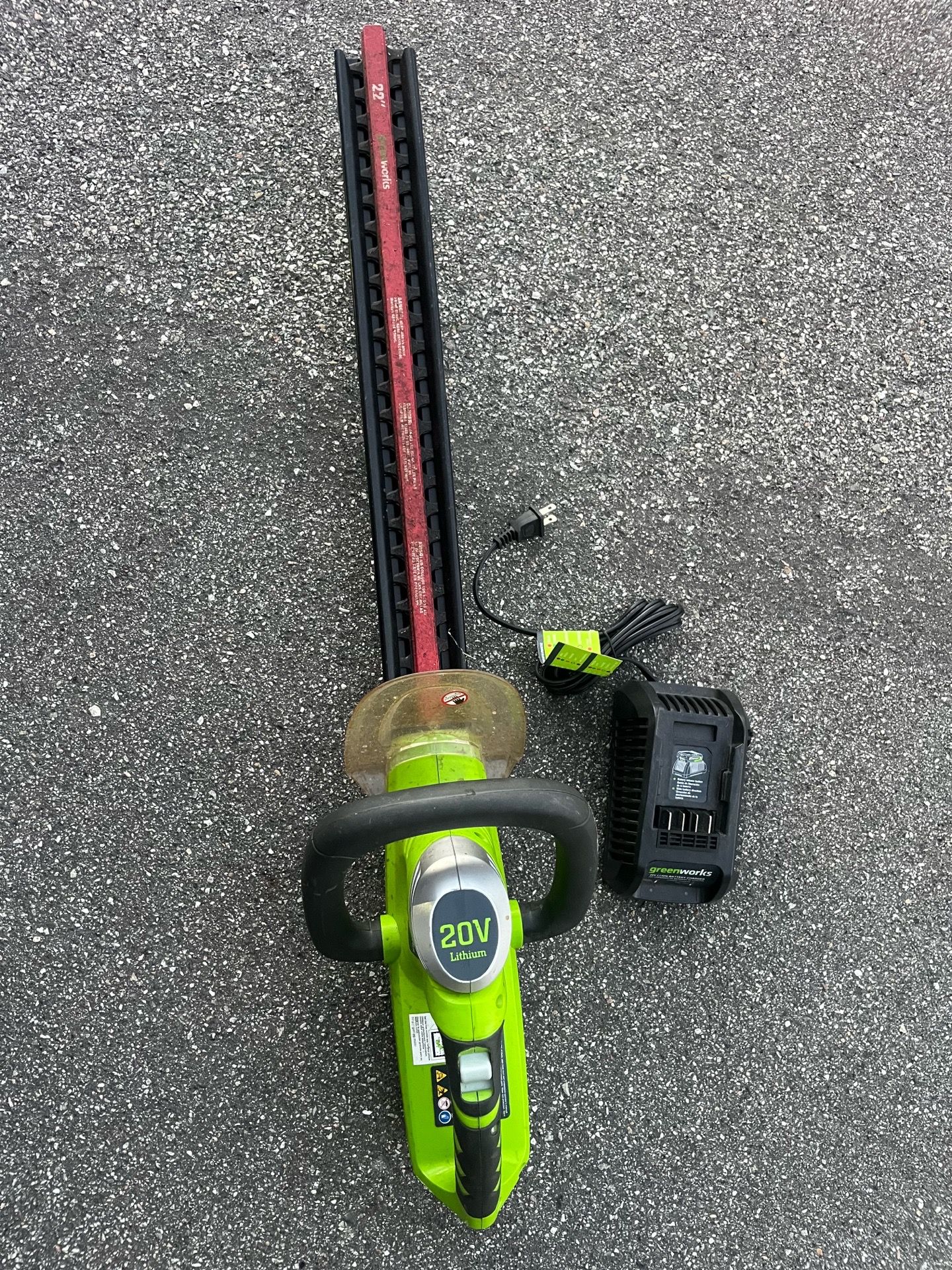 Greenworks 20 V 22 inches Hedge Trimmer (1.1-inch cutting capacity/swivel handle) wireless brushless, 2.0Ah battery and charger included