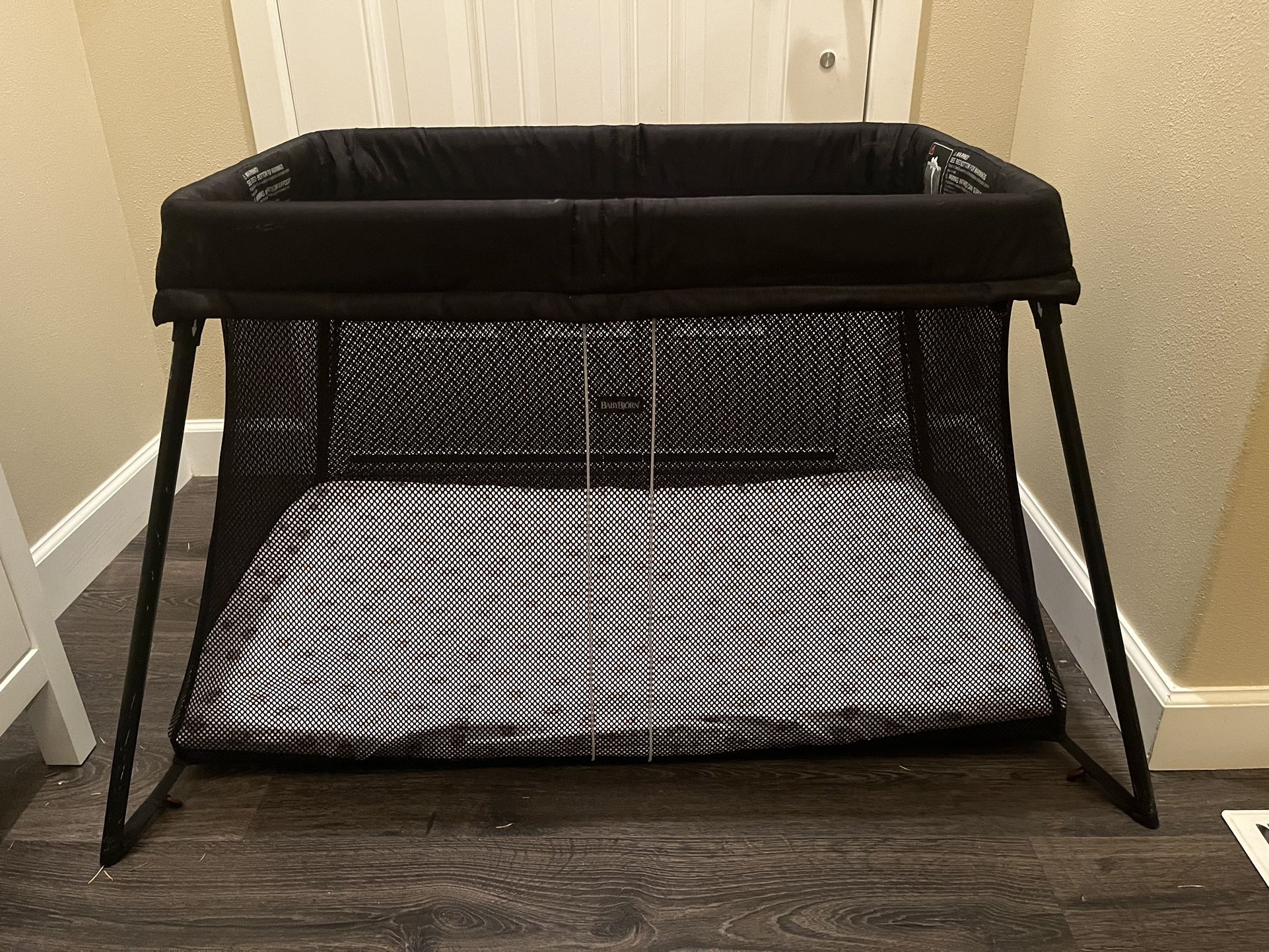 Baby Bjorn Travel Crib With 4 sheets!
