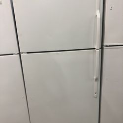 22 Cubic Foot Refrigerator With Ice Maker 