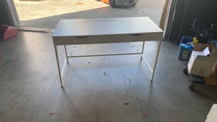 White Desk Free 5