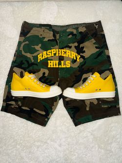 Raspberry Hills Camo Shorts size Large