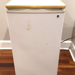 GE 3.7 Cu. Ft. Spacemaker Refrigerator TAX4DNYBWH - 18 3/4 x 20 1/2 x 34 1/4” 