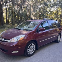 2007 Toyota Sienna Minivan Limited. Drives Great!