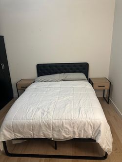 Bedroom Queen Size Set Head Board Bed Side Tables  Everything Pictured