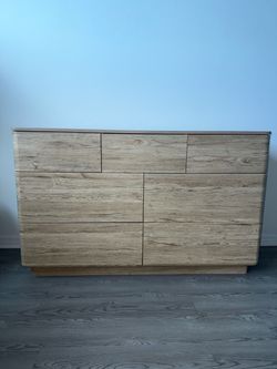 Modern Light Oak Wood Dresser with 7 Drawers