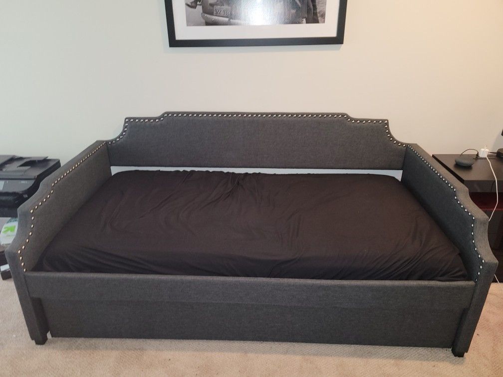 Day Bed With Trundle