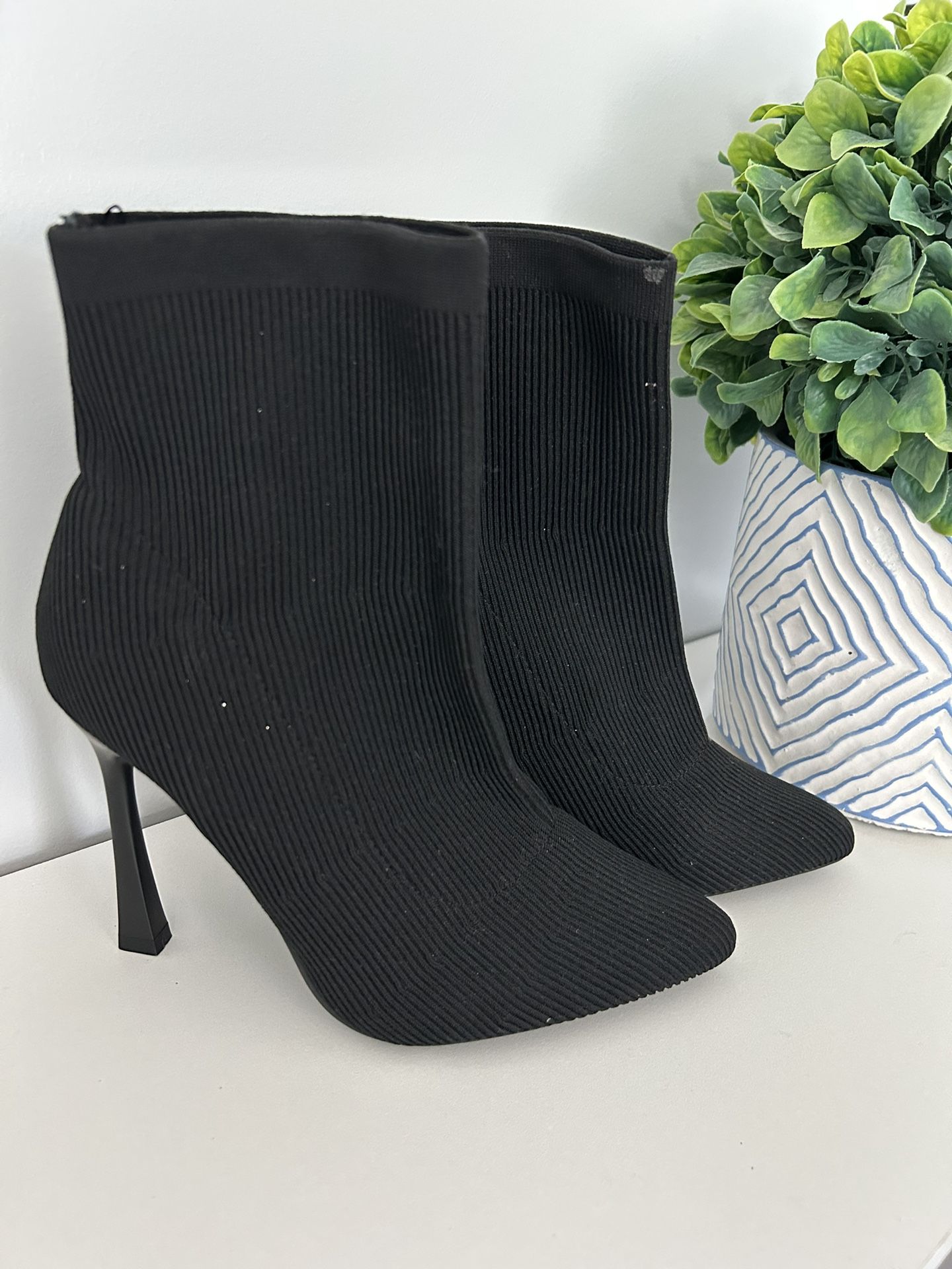 FOREVER 21 Stretchy Fabric Ankle Black Size 7 Booties