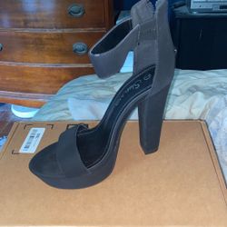 Size 7 Shoes land heels