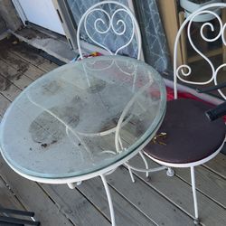 Patio table and two chairs need some lov e