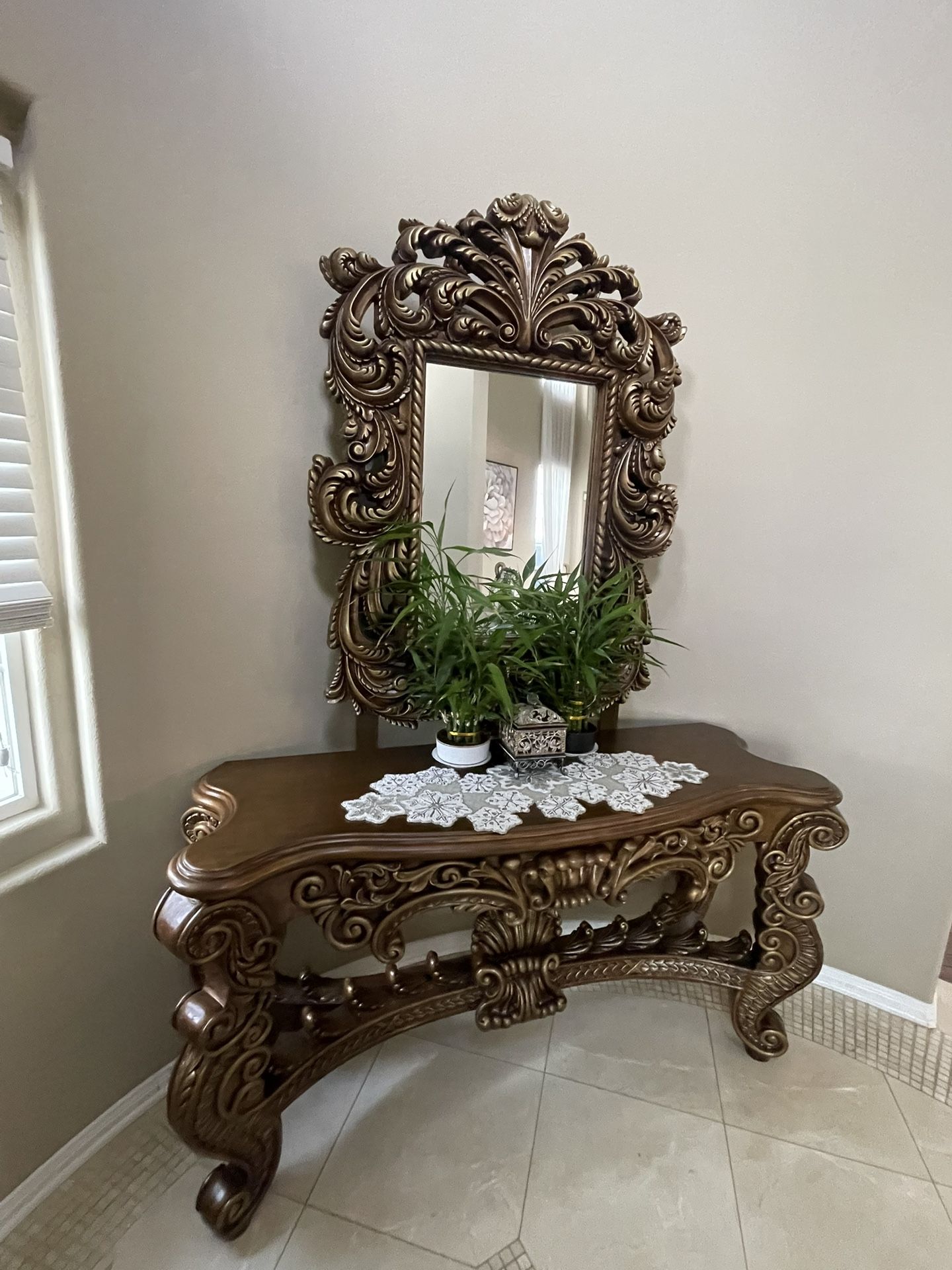 Entry table with mirror