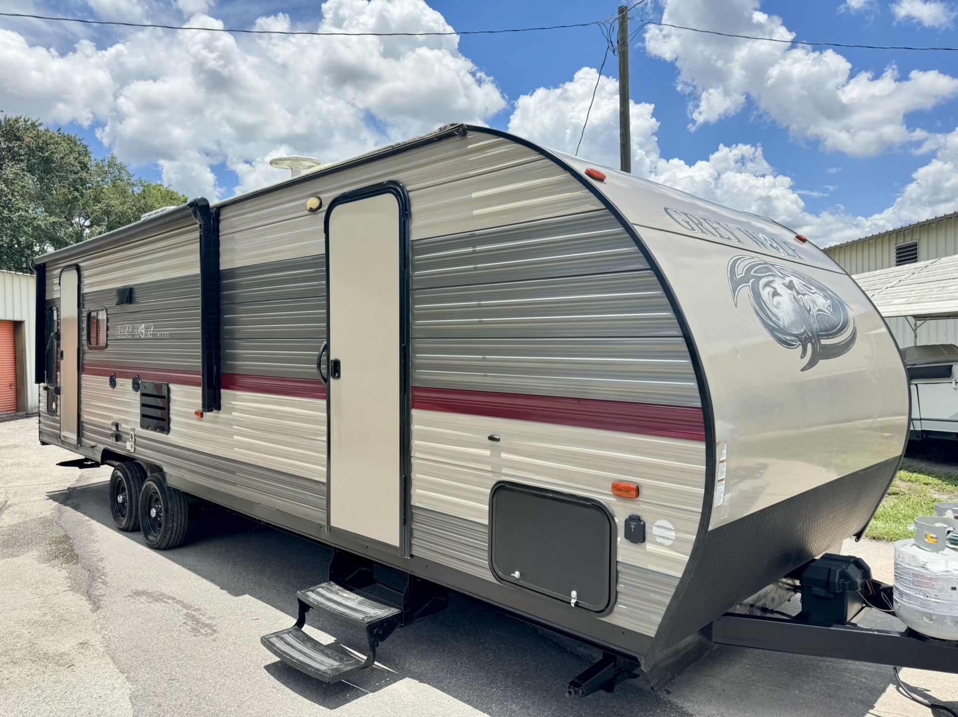 2018 Forest River Greywolf 30ft W/a Slide Out Rear Liveing