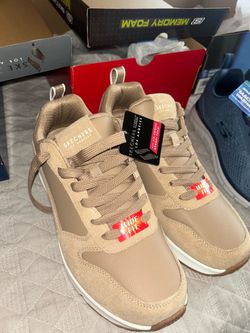 Size 8 Skechers shoes