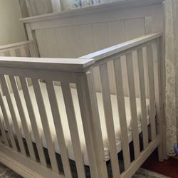 Classic crib, from birth to 5 years, sold with a mattress together, in excellent condition, price $100.