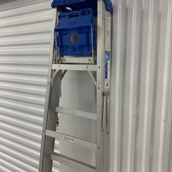 Werner aluminum step ladder features a 250 Ibs load capacity and reaches a maximum of 10 feet