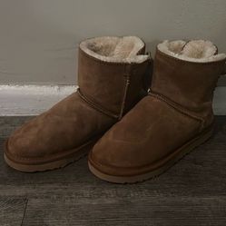  UGGS Size 6