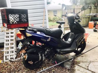 2011 50cc scooter. Needs battery it's in decent shape. Brand new is$2000 asking $350 cash