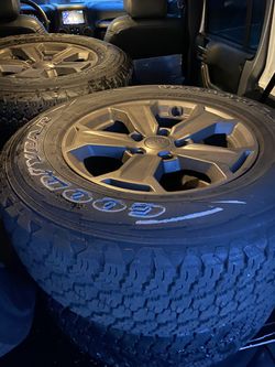 2018 JEEP Wrangler Factory Tires/Wheels (5 total)