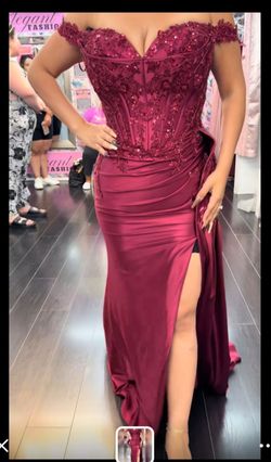 ✨ STUNNING BURGUNDY FORMAL GOWN FOR SALE ✨