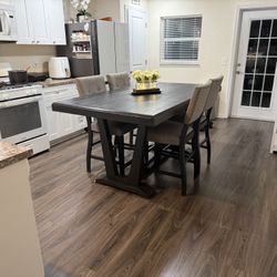 Dinning Table And Chairs 