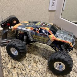 Traxxas Maximum Destruction!!