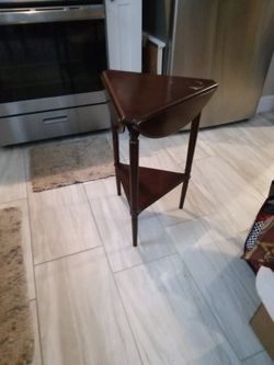 Round Table With 3 Drop Leaf