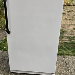 Fisherbrand Fridge Size 32w 27d 65h) I Can Help You With Free Delivery Within 10 Miles Distance 
